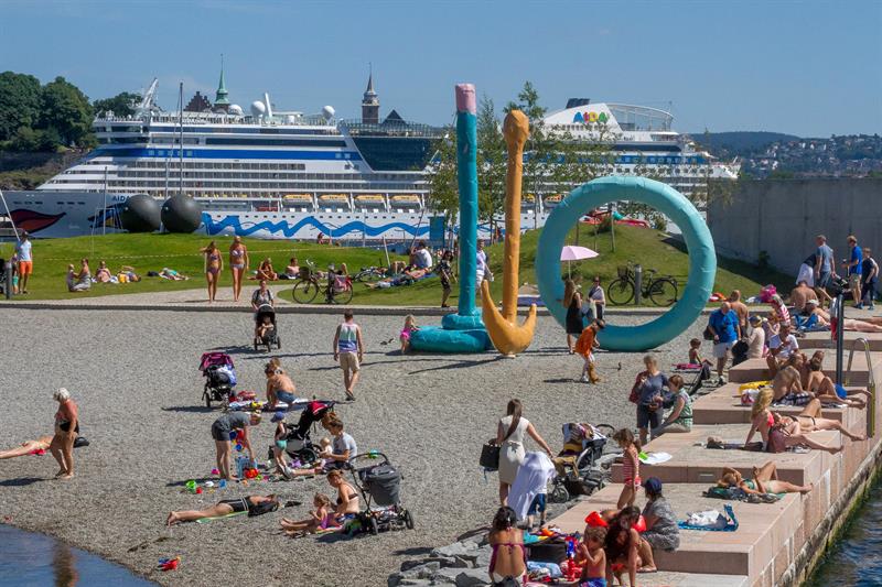 skulpturparken ved Astrup Fearnley-museet, med Akershus festning og et cruiseskip i bakgrunnen
