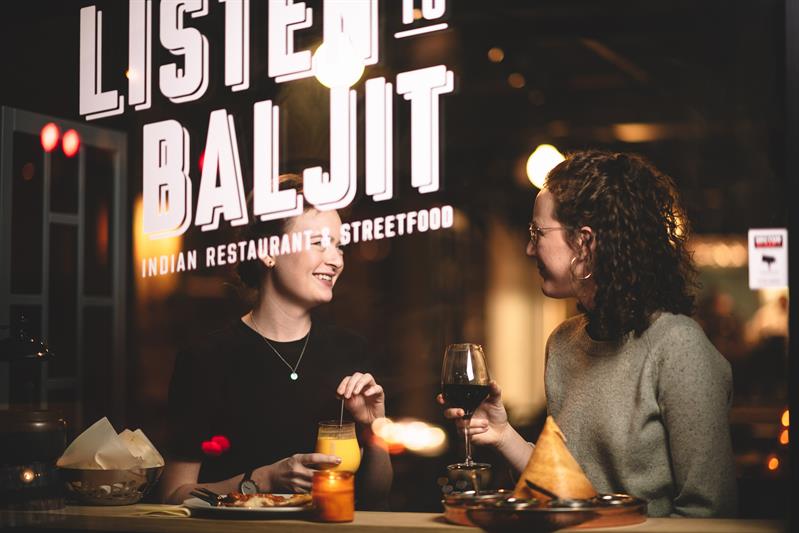 Hör dir „Delhi“ an
