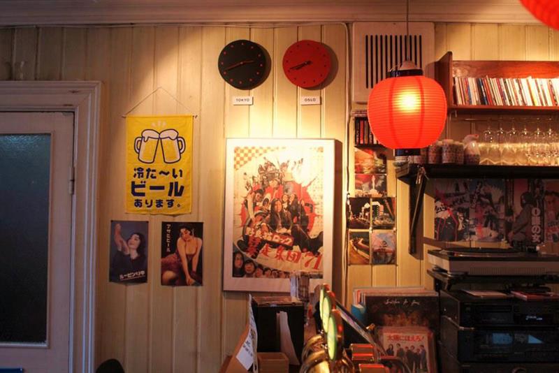 Diverse japanske plakater og en rislampe.