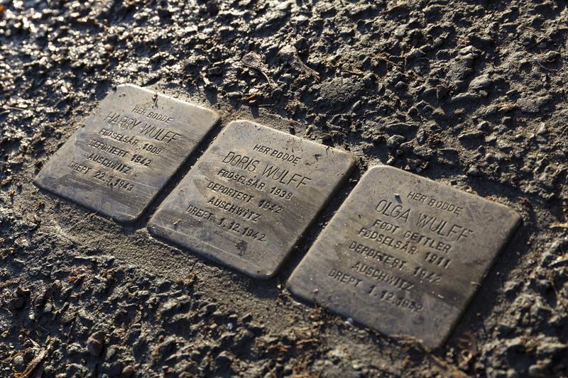 Tre kuber fra «Stolperstein»-prosjektet i gaten: Doris, Harry og Olga Wulff, som ble deportert til Auschwitz