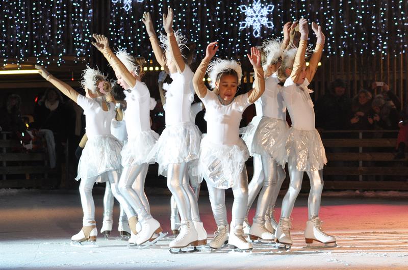 barn danser i en skøyeforestilling på isen