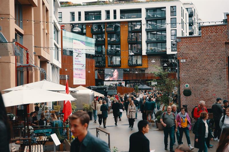Folk som går i handlegaten ved Vulkan