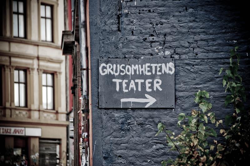 Et skilt som peker mot Grusomhetens Teater (Teateret for grusomhet).
