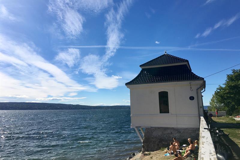 Et lite hvitt hus ved stranden.