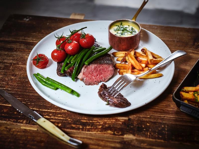 Entrecôte med tilbehør.