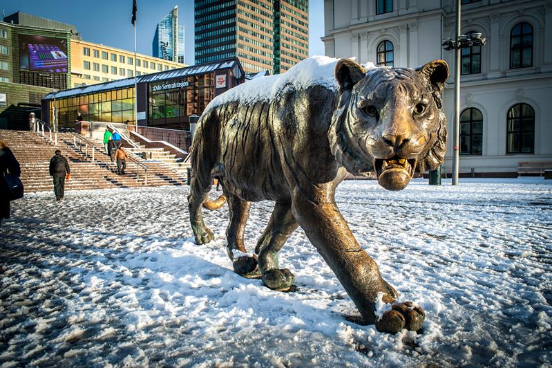 Tigerstatuen foran Oslo S og Østbanehallen om vinteren