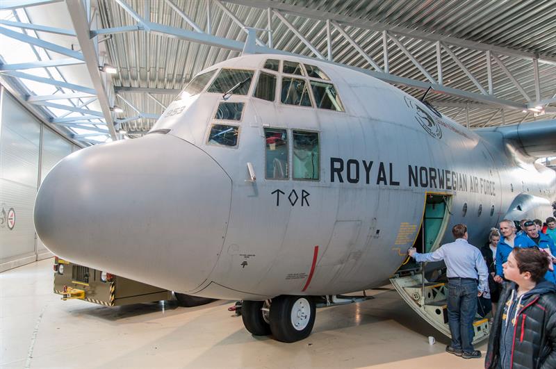 Et bombefly i en hangar.