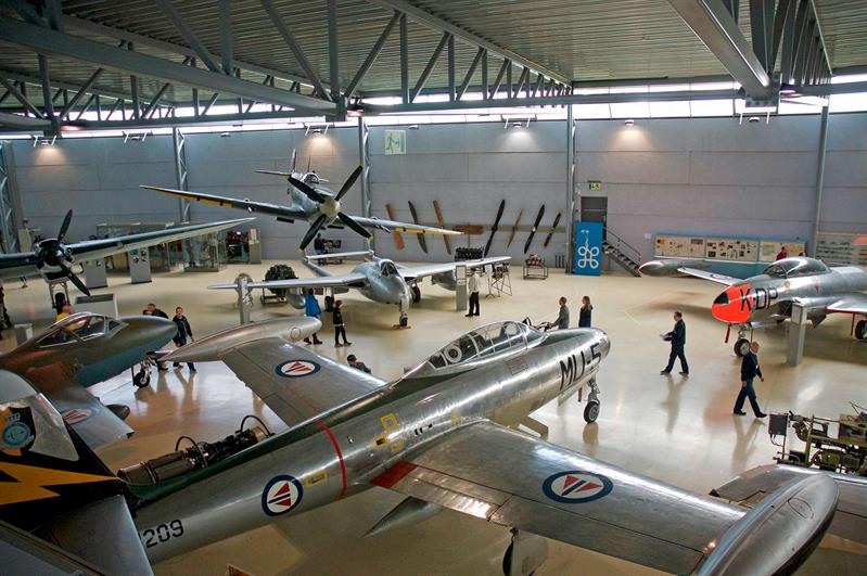Ulike propellfly i en hangar.