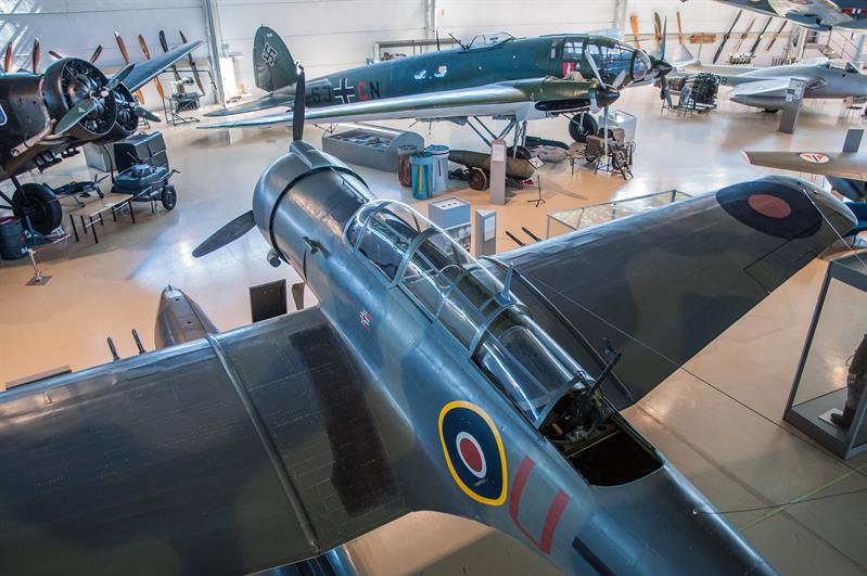 Ulike propellfly i en hangar.