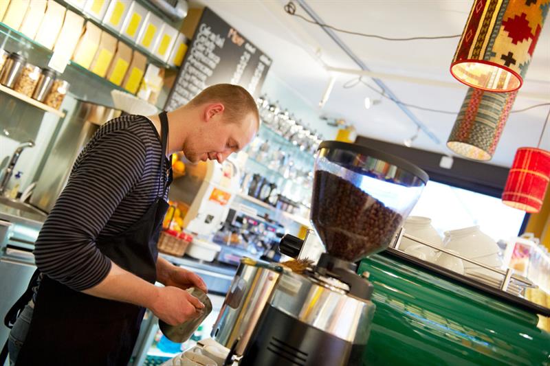 En mannlig barista i en kaffebar.