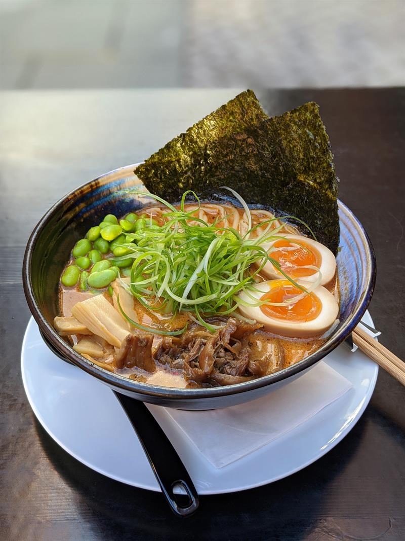 Detaljbilde av ramen i en sort skål.