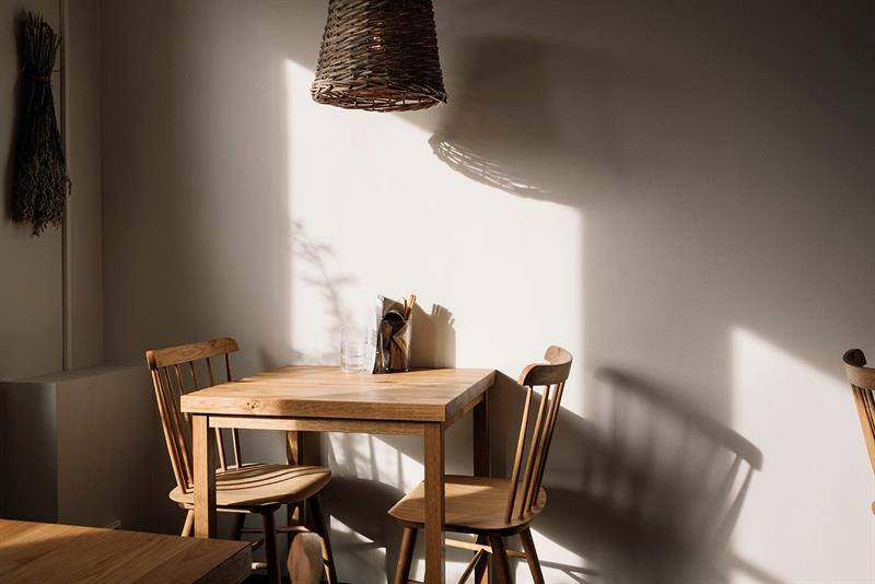 Hyggelig hjørnebord i sola