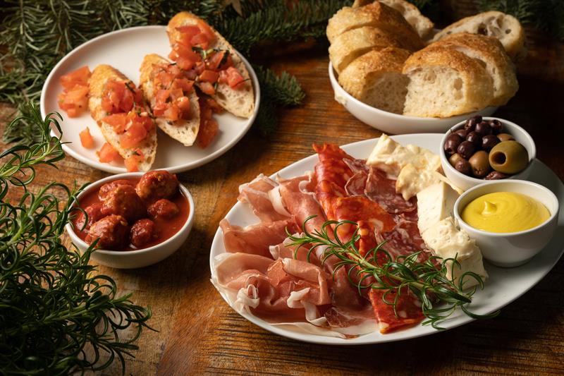 Detaljbilde av ulike antipasti på små tallerkener
