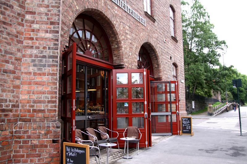 Uteområde med uteservering.