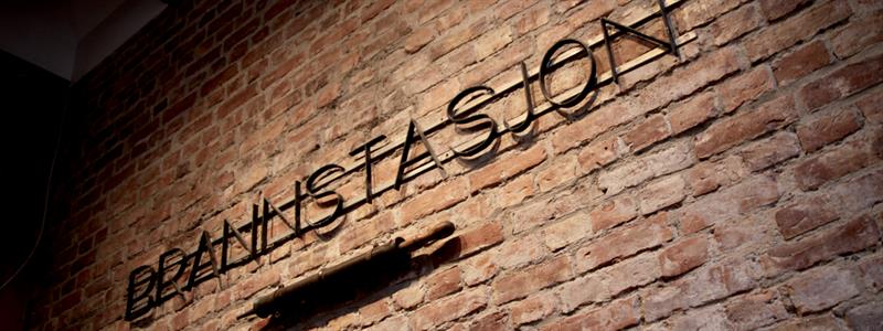 «Brannstasjon»-logoen.