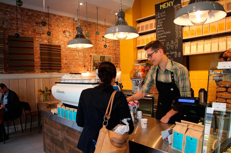 En barista som betjener en kunde.