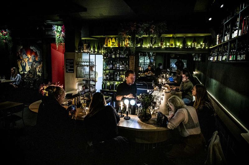 folk som sitter ved baren