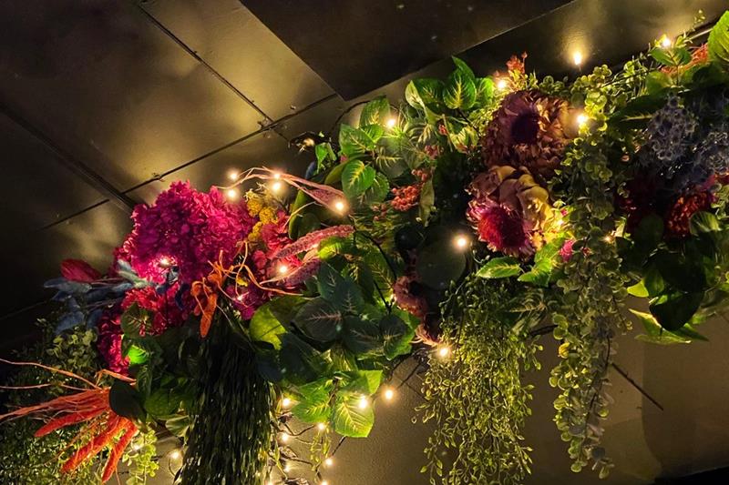 Detalj av blomsterdekorasjonene.