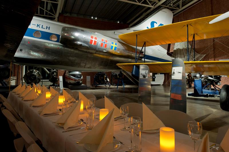Middag under vingen på Caravelle-flyet.