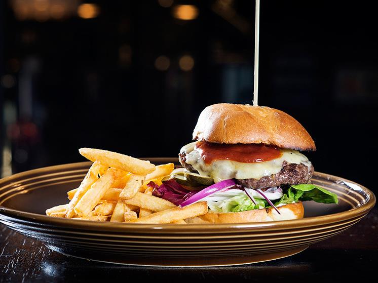 Burger med pommes frites.