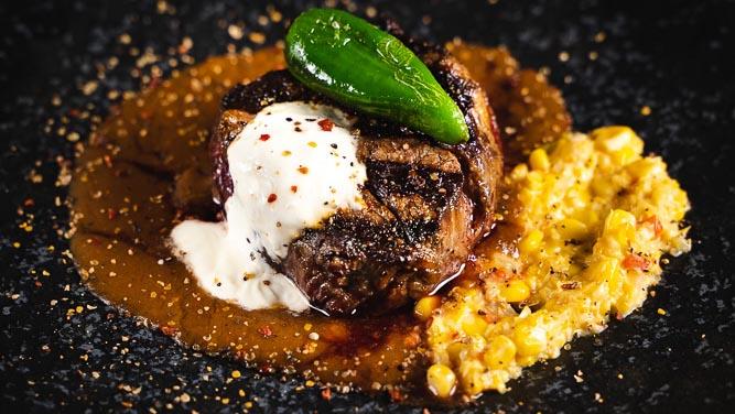 biff med saus, chili og mais