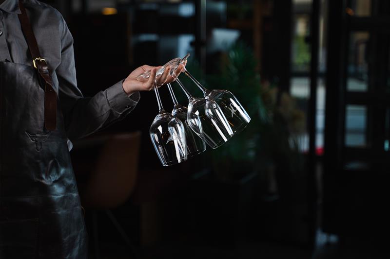 servitør med vinglass i hånden