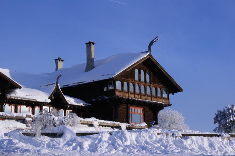 Seterstua om vinteren, dekket av snø.