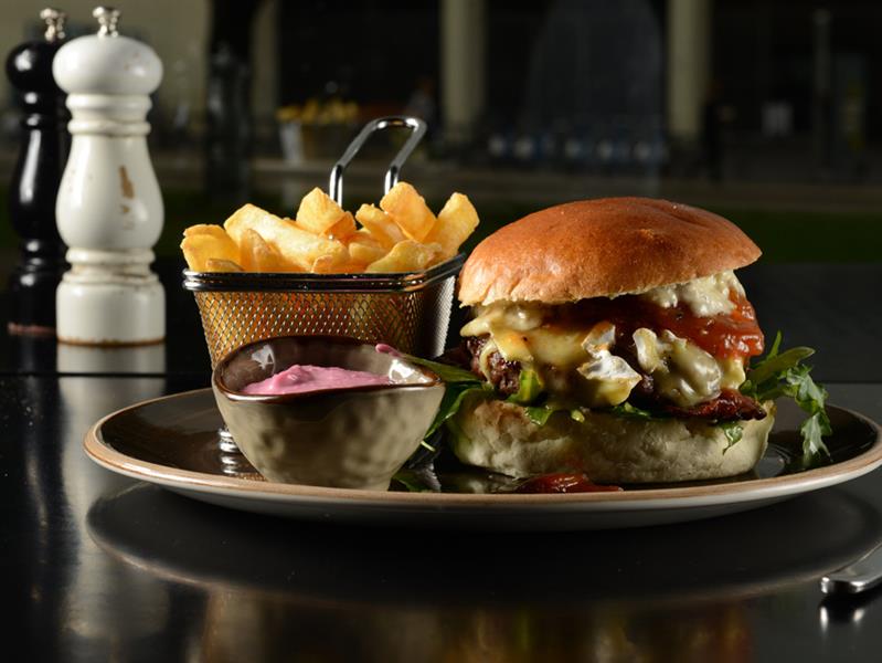 Burger og pommes frites