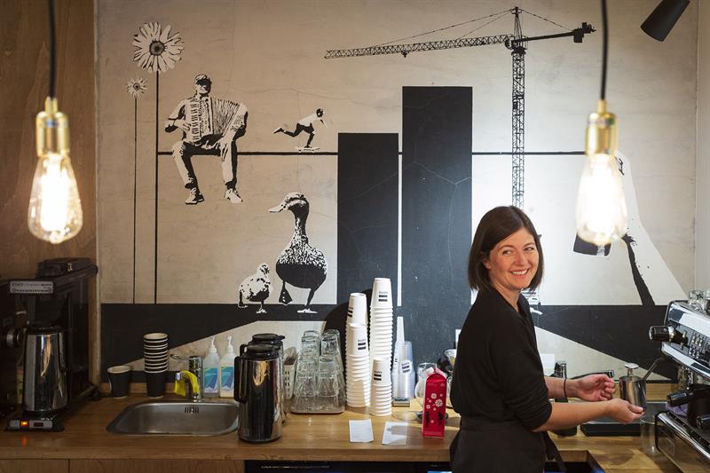 En barista på kjøkkenet.