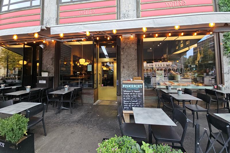 Uteservering og inngang til en fiskeforretning og sjømatrestaurant