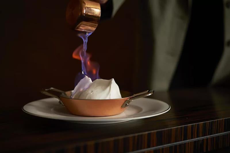 Detalj av en flambert dessert.