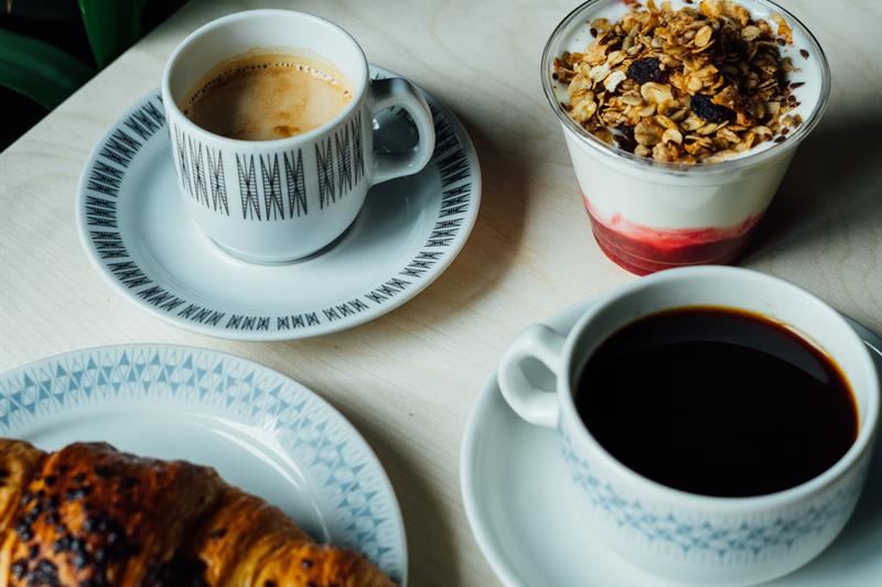 søte bakverk, yoghurt og kaffe