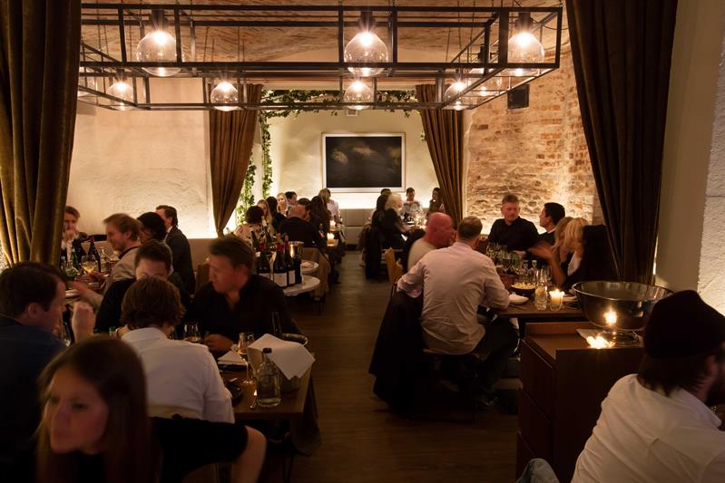 Et fullsatt restaurantlokale.