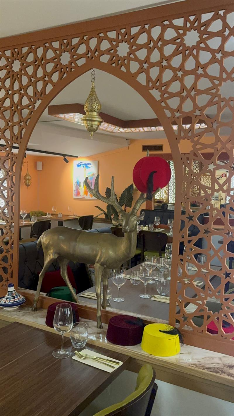 I midten av restauranten står utskårne trepaneler og en gylden hjort.