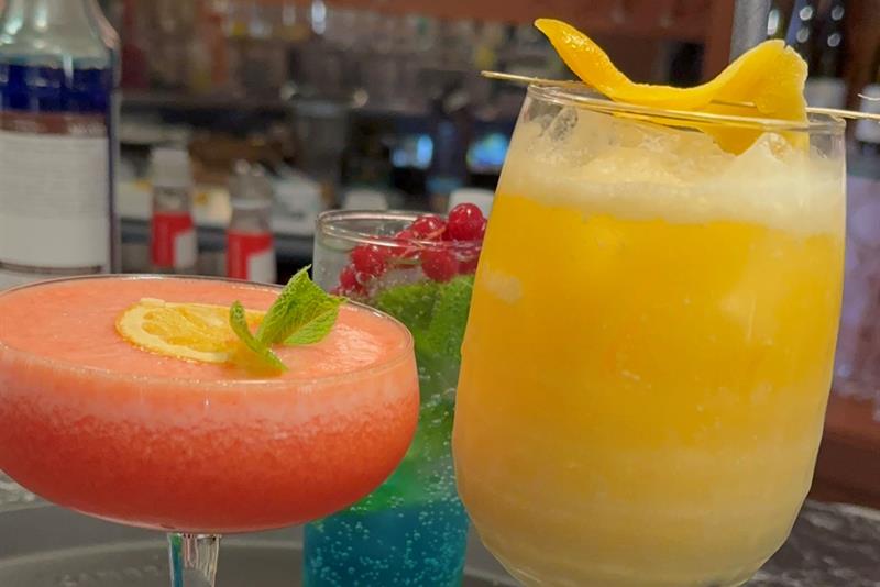 I baren serveres fargerike mocktails med fersk frukt og sitrusfrukter.