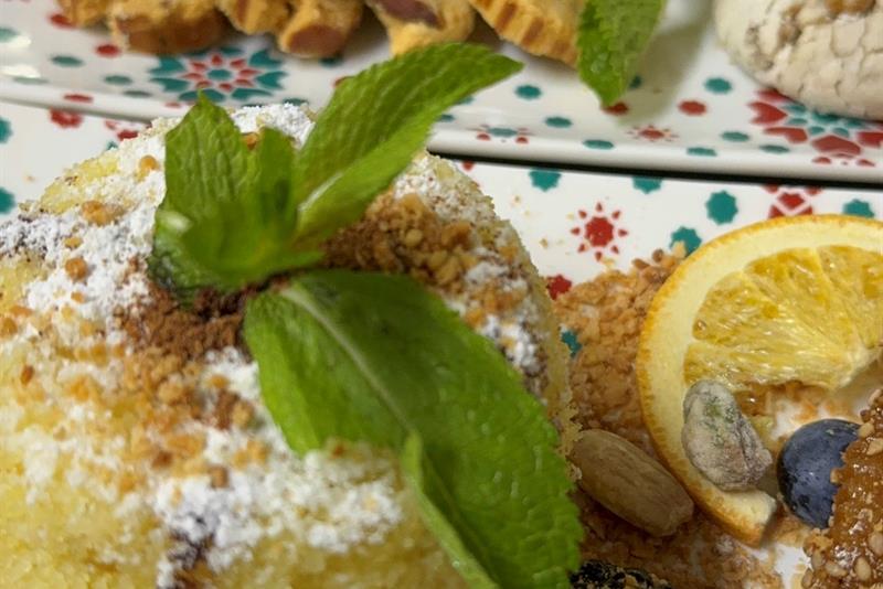 Marokkanske desserter serveres med nøtter, bær og fersk mynte.