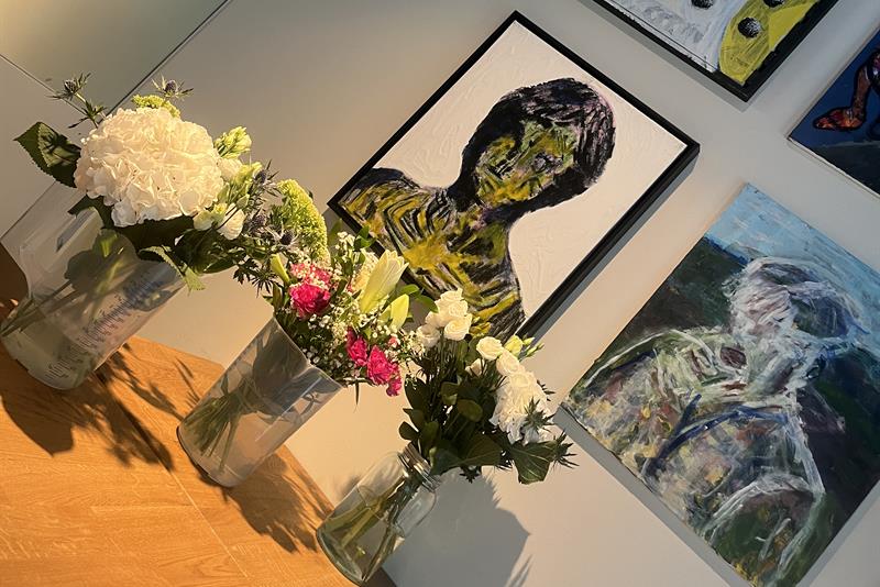 Detaljer av blomster og abstrakte malerier på veggene