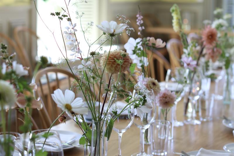 blomsterdekorasjoner på bordet 