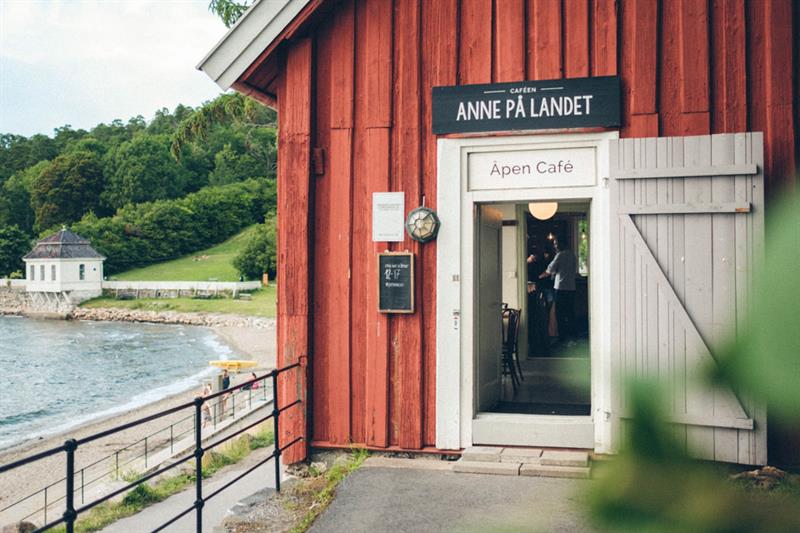 «Anne på landet», en kafé i et tradisjonelt trehus. Hvervenbukta