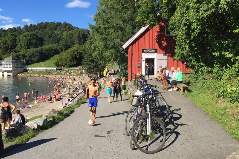Hvervenbukta og «Anne på landet» på en varm sommerdag.