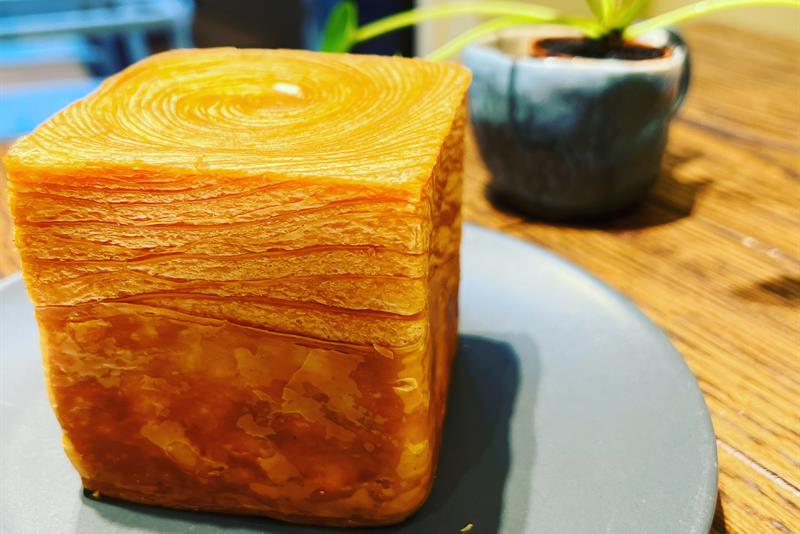 Cube – firkantet croissant fylt med norsk plommesyltetøy og kokos-panna cotta.