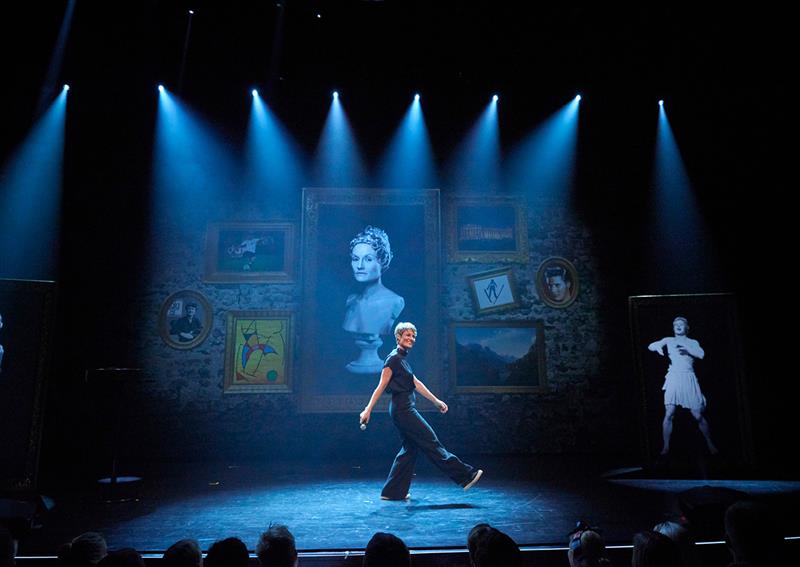 Stand-up-forestilling på scenen.
