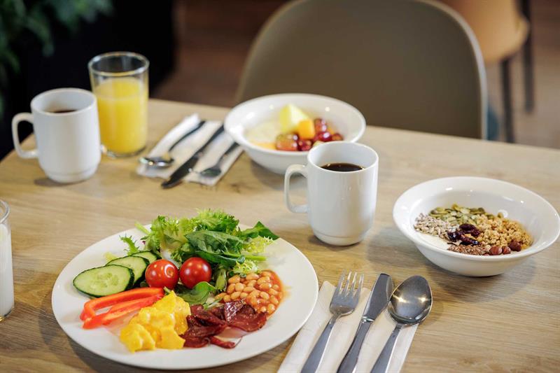 Frokosttallerkener, kaffekopper og et glass juice