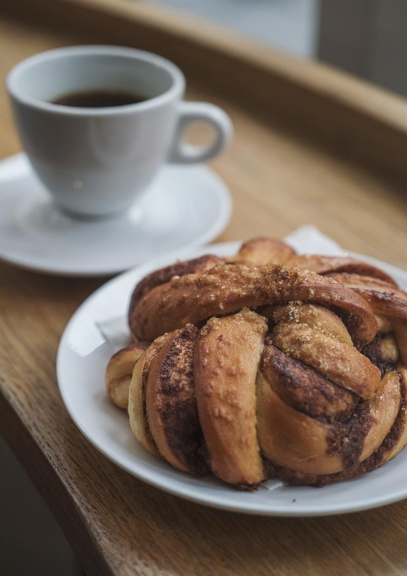 kanelbolle med kaffe