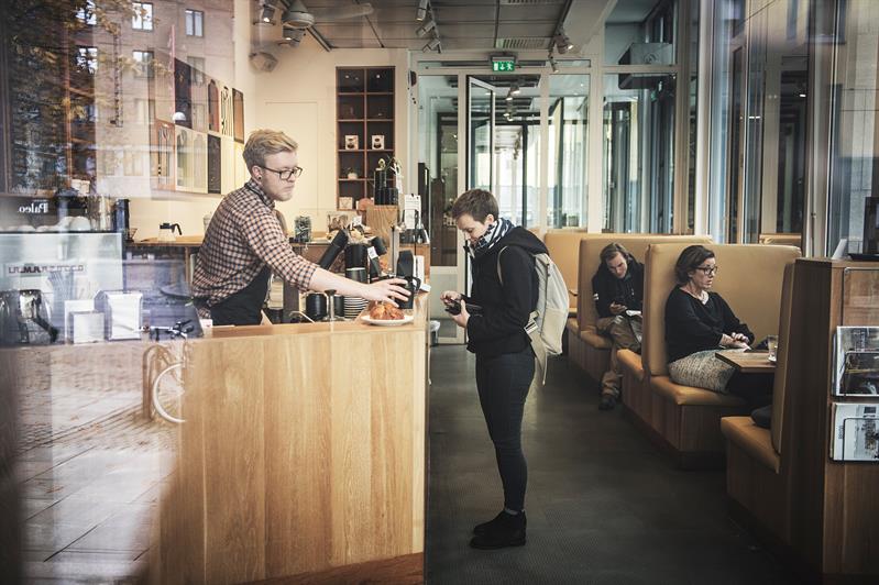 gjesten venter på bestillingen sin i baren