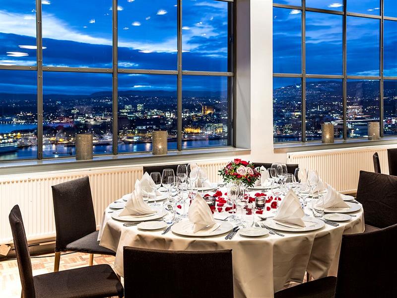 Ekebergrestaurant i Oslo. Eksklusiv matopplevelse og en spektakulær utsikt.