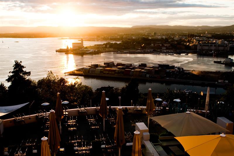 Utsikt over byen sett fra Ekeberg-restauranten ved solnedgang.