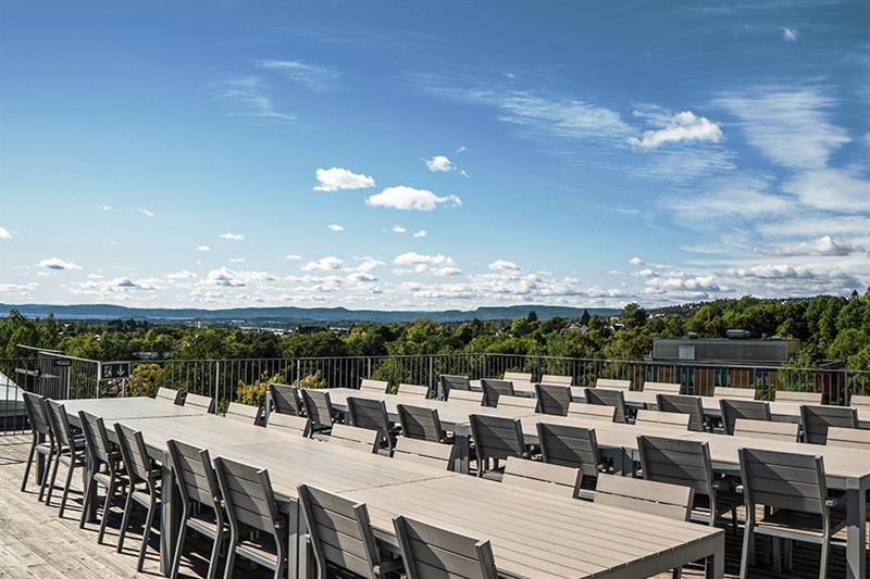 Uteområde for møter med utsikt over Oslo.