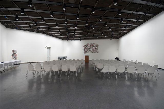 Et stort auditorium for konferanser.