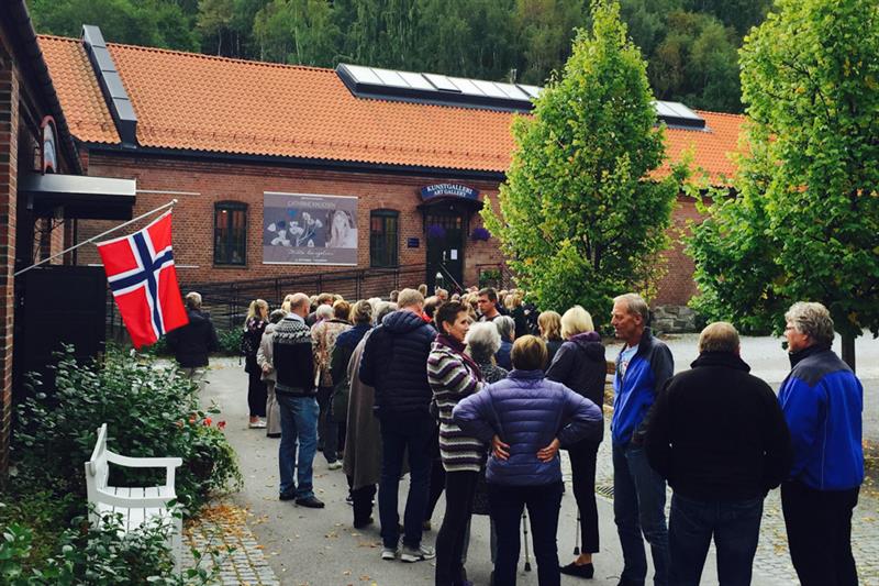En gruppe mennesker utenfor.